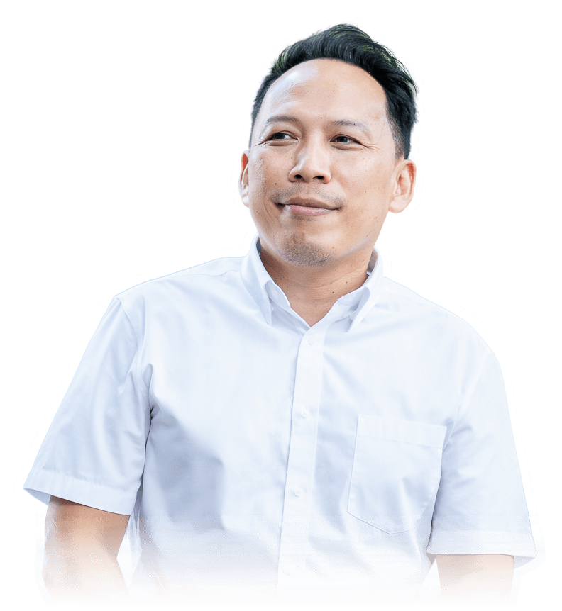 เหมา ธีรวุฒิ แก้วฟอง ยิ้มมองด้านข้าง
